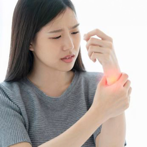 Chiropractor providing wrist and hand pain relief at igood Health Centre in Richmond Hill